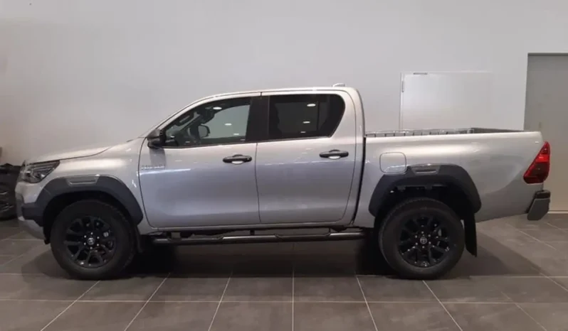 
								2025 Toyota Hilux 2.8 D-4D A/T 4WD 48V 4 porte Double Cab Invincible full									