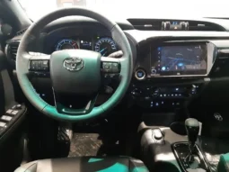 
										2025 Toyota Hilux 2.8 D-4D A/T 4WD 48V 4 porte Double Cab Invincible full									